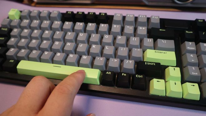 机械键盘测评：客制化与性价比的完美平衡新葡京雷柏V700DIY-98黑灰绿(图10)